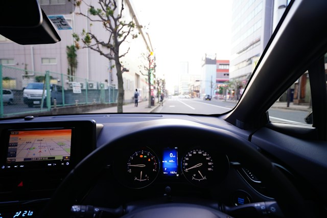 運転席で運転する女性
